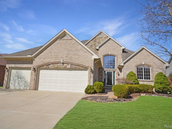 21327 Carlton Dr, Macomb, MI 48044