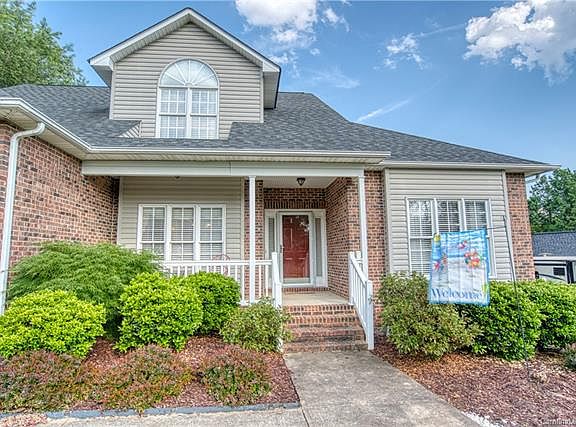 3rd image of 2907 Greenmont Cir