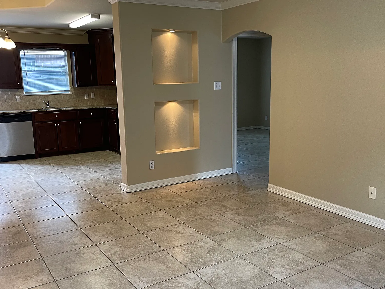 3 bed, $1,200 — Photo 4
