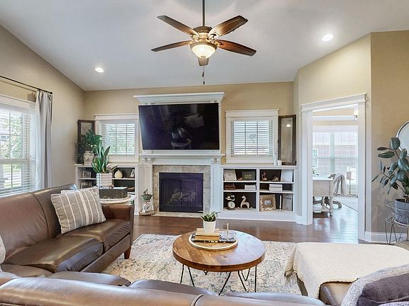 3rd image of 106 Legacy Ln