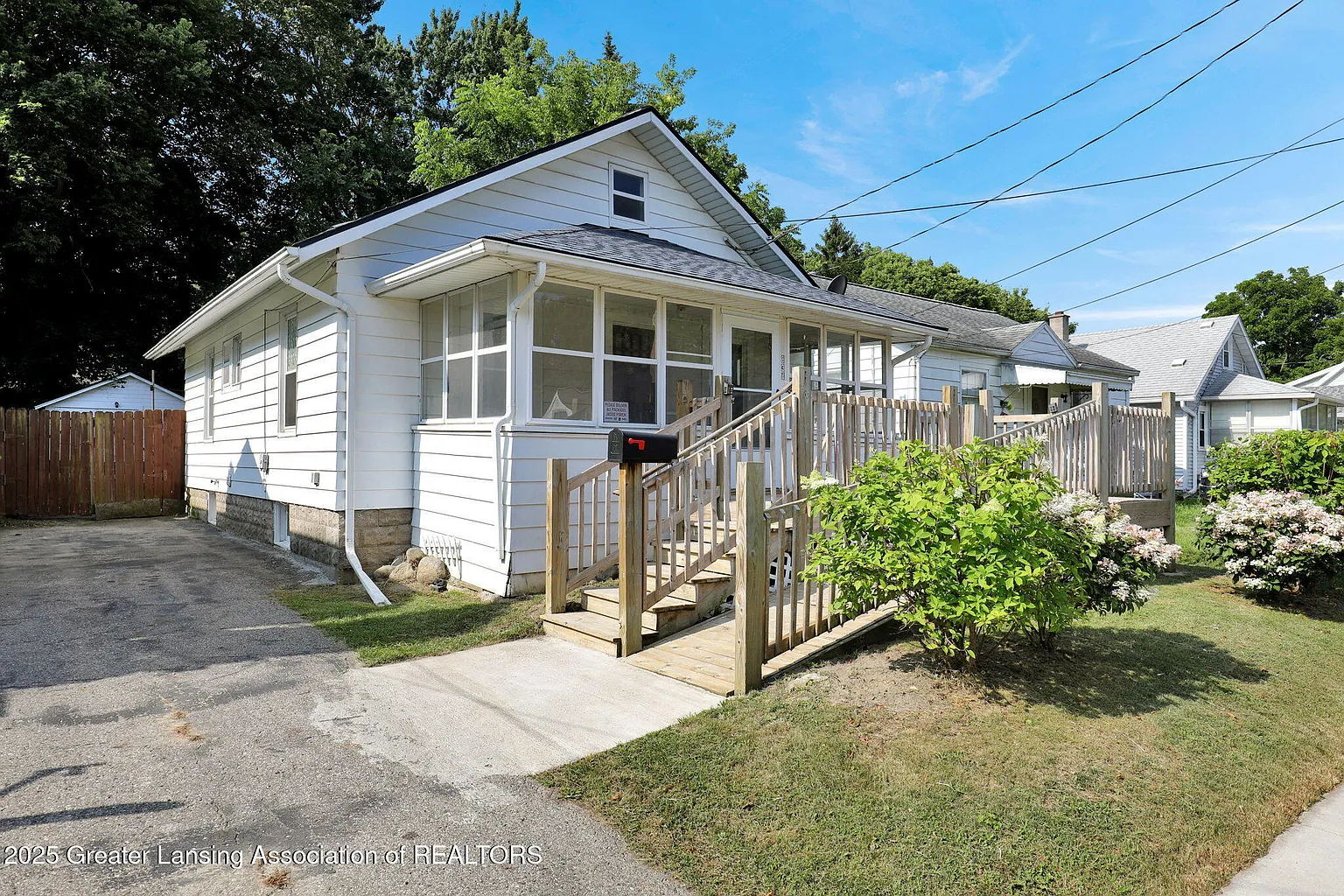 834 Edison Ave photo 1