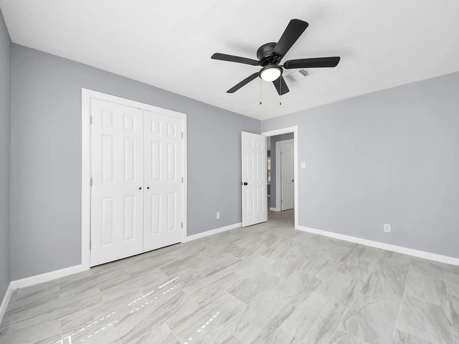 3 bed, 2.0 bath, 1900 sqft, $1,800 — Photo 2