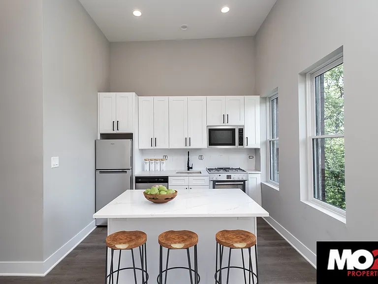 3027 W Logan Blvd #201 — Photo 2