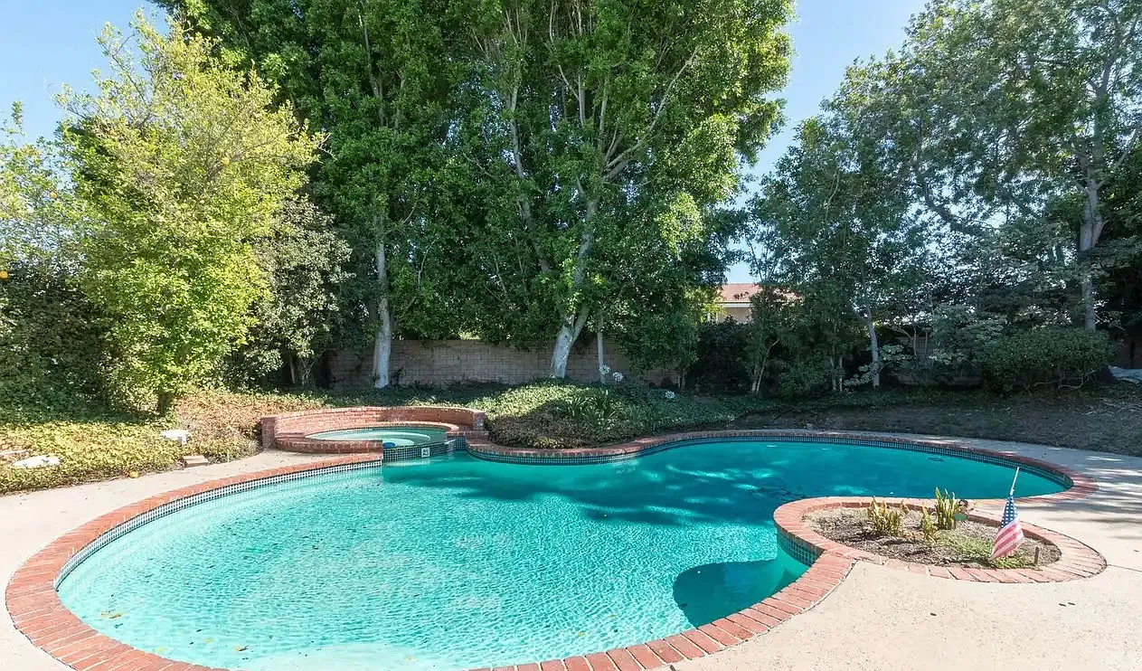 5 bed, 3024 sqft, $6,320 — Photo 3