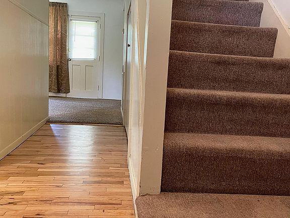 3rd image of 718 W 1st St #1