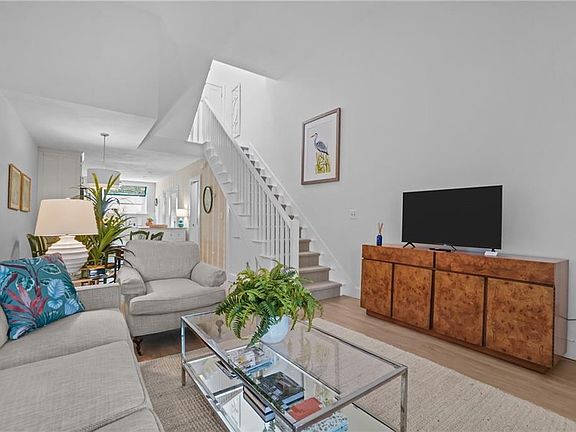 4th image of 26 W Narragansett Ave APT 4