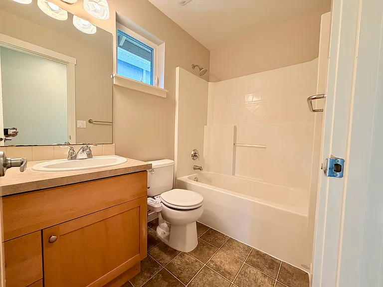 Upstairs full bathroom