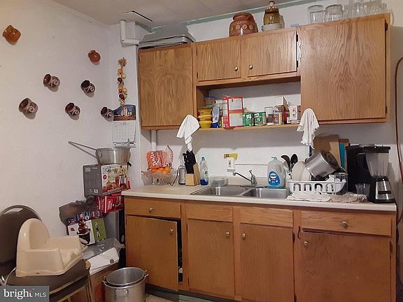 4th image of 211 Madison St