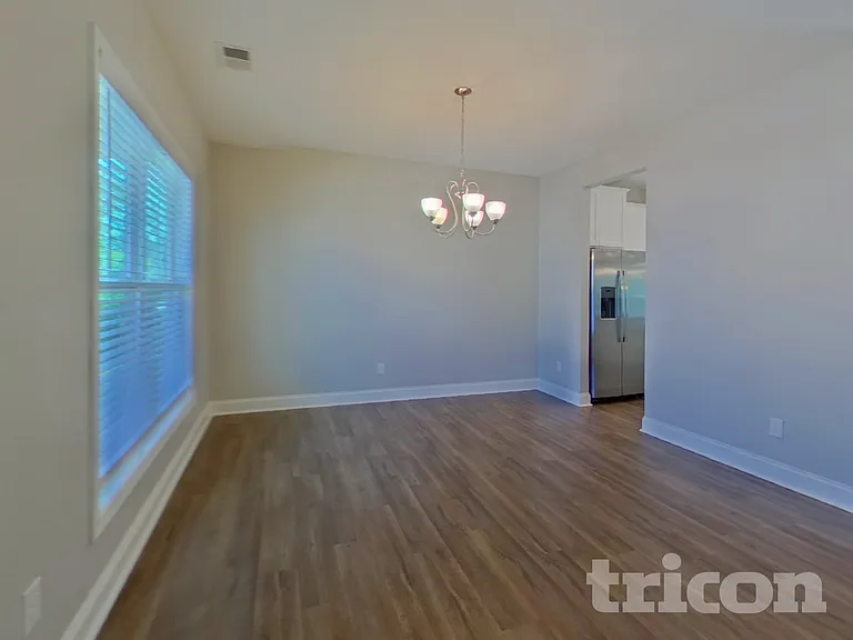 563 Roseridge Dr — Photo 3
