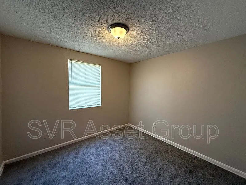 3 bed, 1.0 bath, 1452 sqft, $1,350 — Photo 3