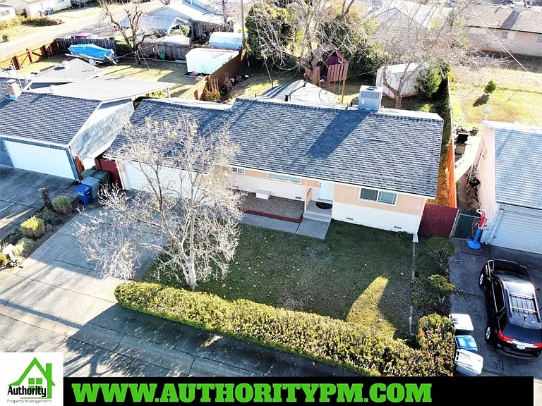 2129 Comet St — Photo 2