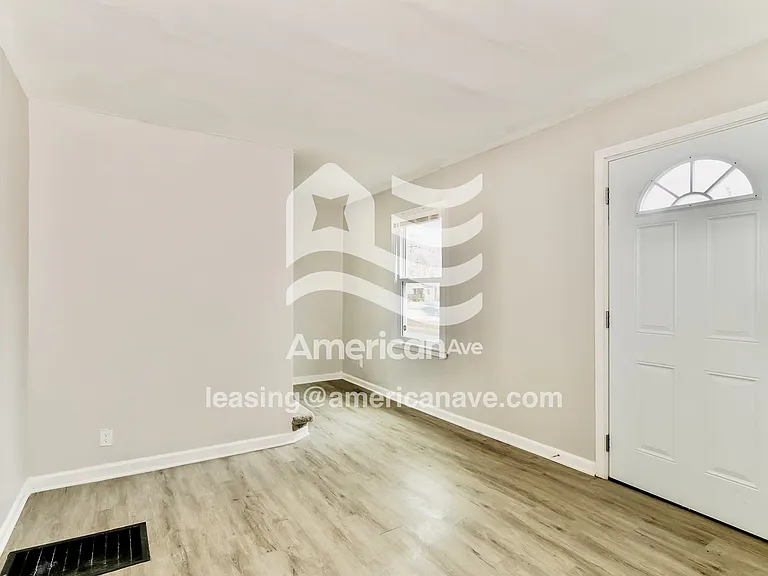 904942_005_wm_-_living_room_13602235.jpg