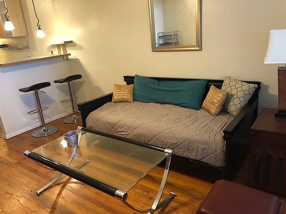 3rd image of 905 N Formosa Ave