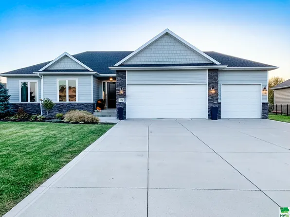 174 Saddlebrook Ct, Dakota Dunes, SD 57049