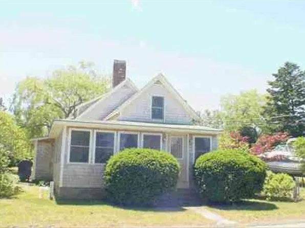 28 Vineyard Ave, Oak Bluffs, MA 02557