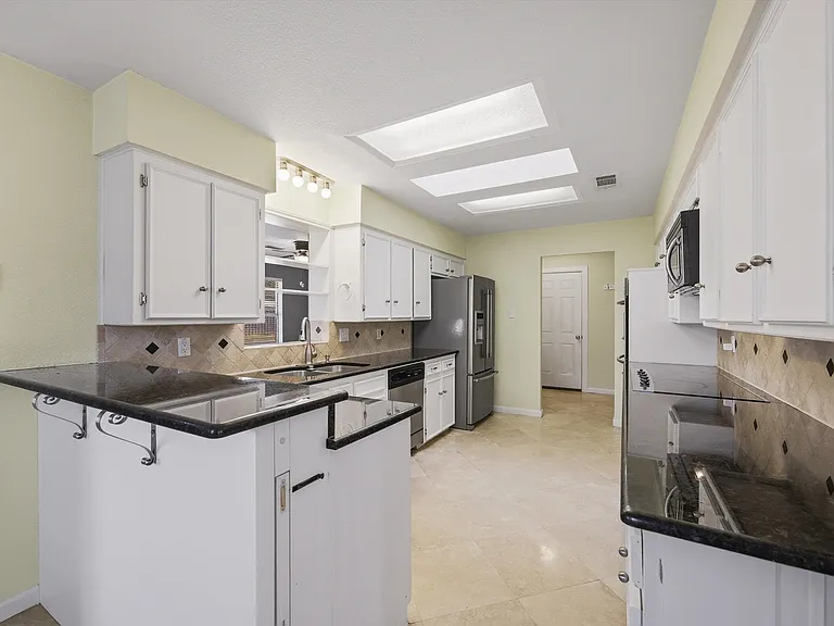 322 N Greenstone Ln — Photo 2