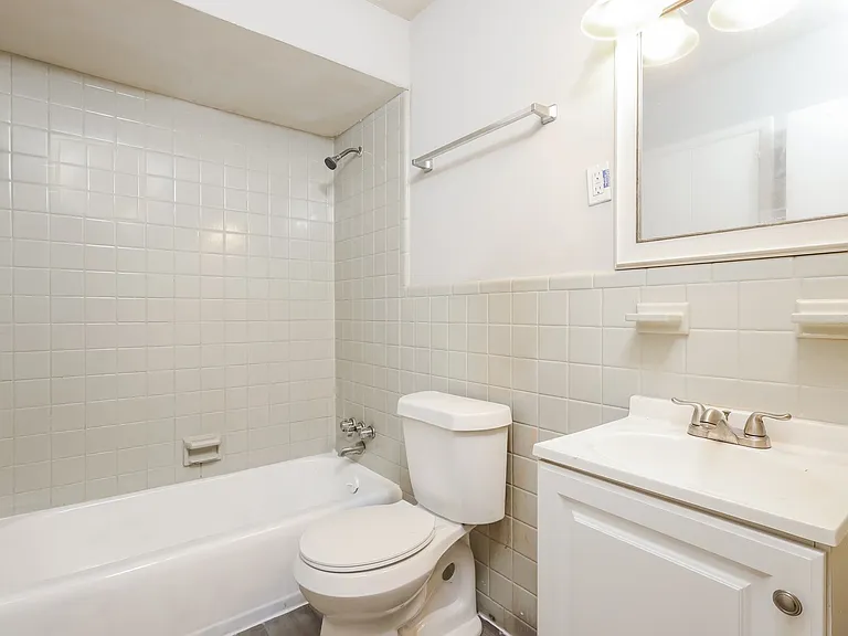1469479_029_bathroom_12905241.jpg