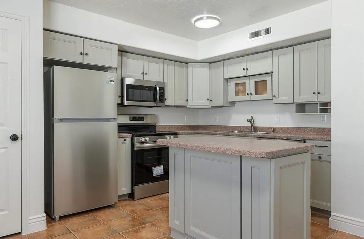 3 bed, 1210 sqft, $1,785 — Photo 4