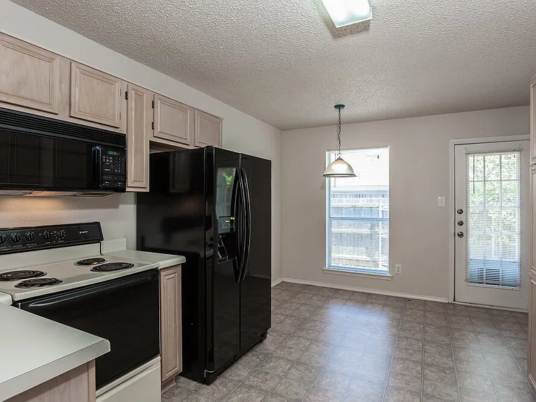 10216 Aurora Dr — Photo 4