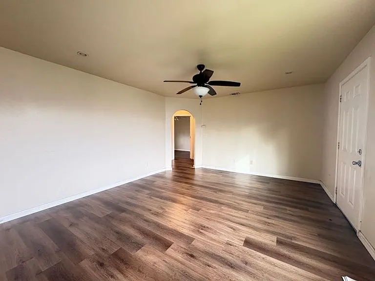 1003 Victoria Ave — Photo 3
