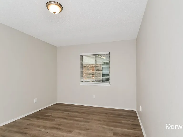 905 Sandhurst Dr — Photo 9