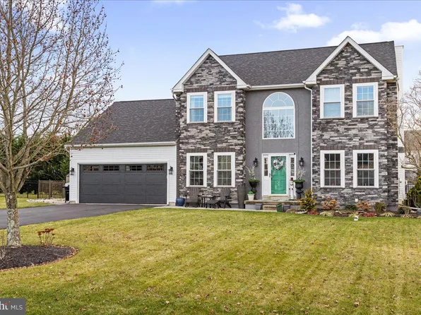 3215 Dovecote Dr, Quakertown, PA 18951