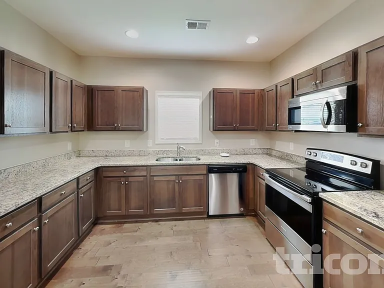 925 Beverly Ct — Photo 5