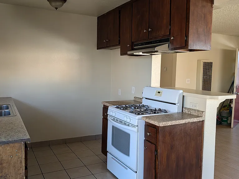2460 Linden Ave #204 — Photo 13