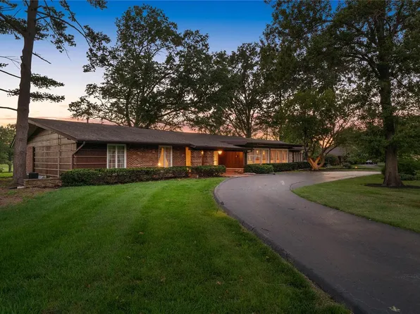 12 Crownhill Ln, Chesterfield, MO 63005