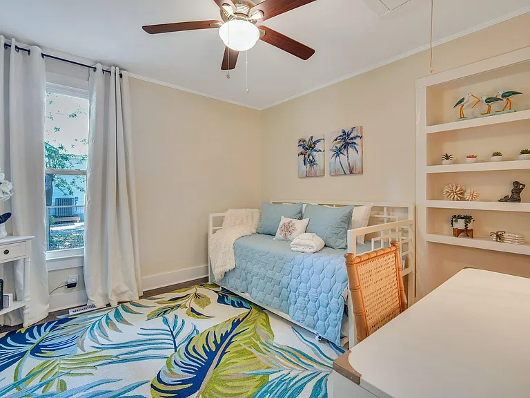 2nd bedroom with 2 twinbeds