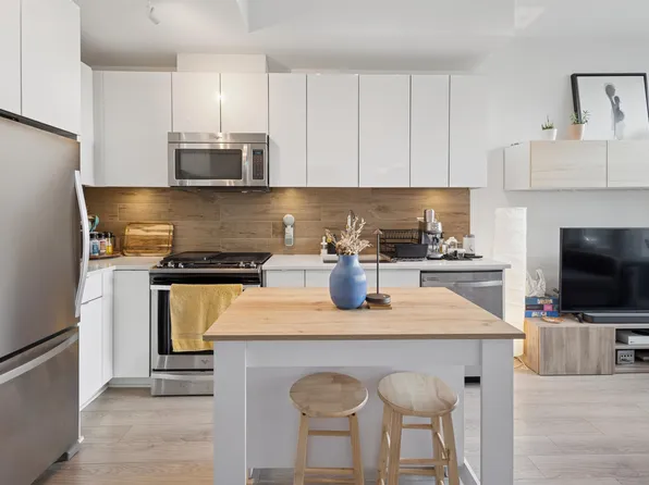 200 Nelsons Cres #208, New Westminster, BC V3L 0H4