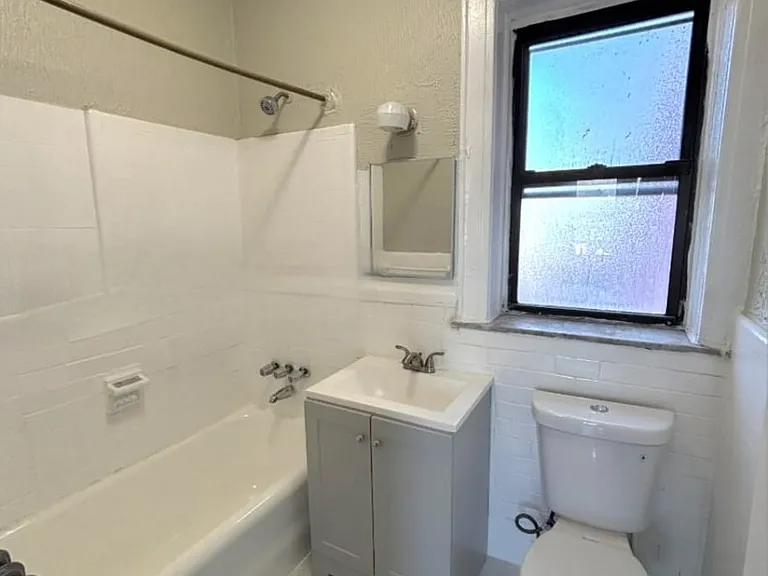 245-244 Roseville Ave #203A — Photo 2