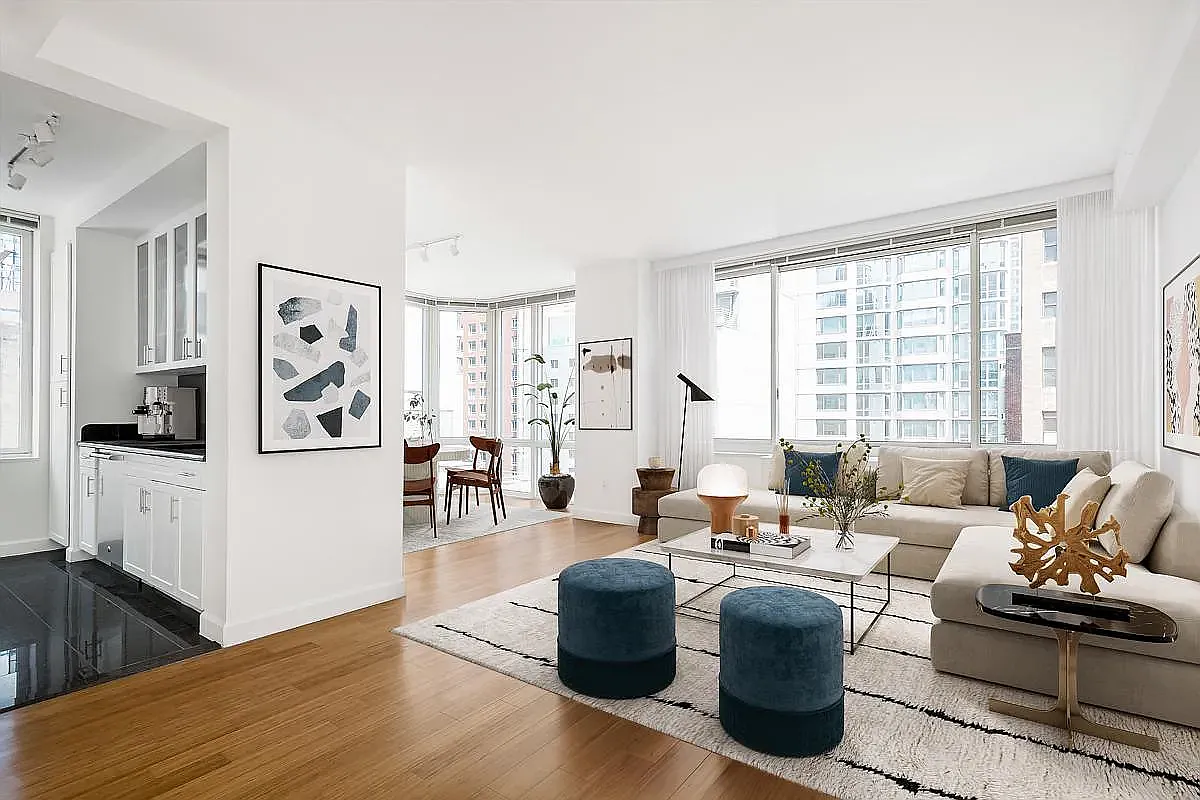 320 West 38th Street — Photo 1