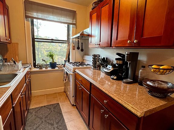 5th image of 30 Windsor Ter #B
