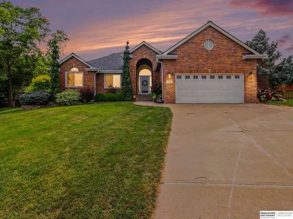 15367 Lake Cir, Omaha, NE 68116