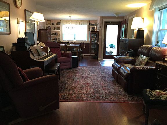 Livingroom looking towards f