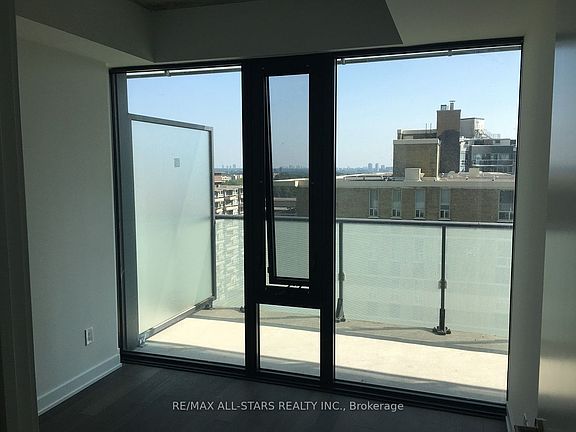 4th image of 185 Roehampton Ave #907