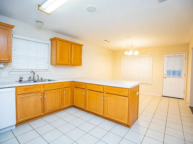 908 SW Cheyenne Dr — Photo 8