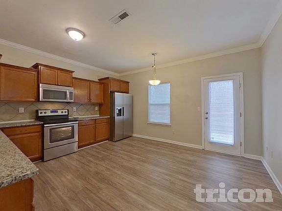 5th image of 704 Rocky Grove Gln