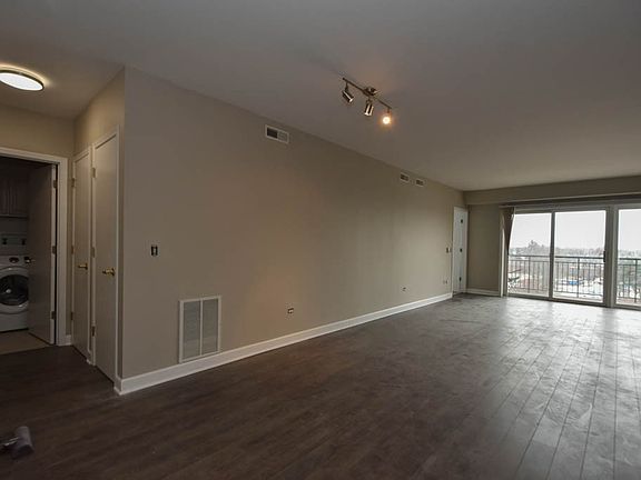 5th image of 5555 N Cumberland Ave Unit 706
