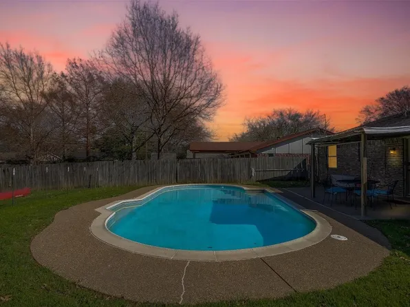 239 NE Michael Dr, Burleson, TX 76028