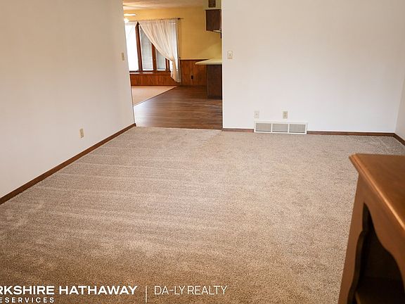4th image of 1831 Sherman Ct