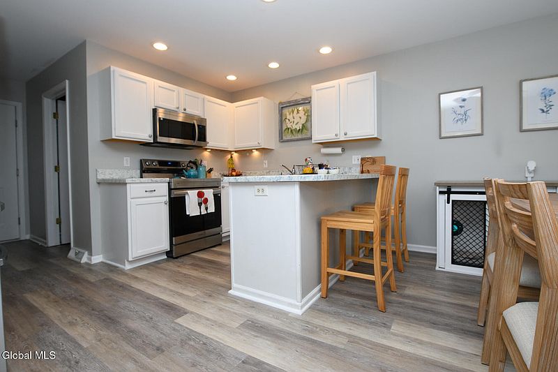 3rd image of 15 Erie Court