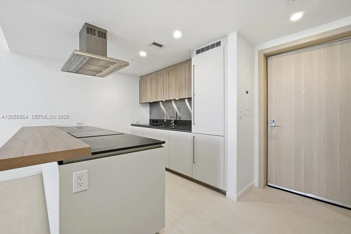 Brickell Flatiron Condo — Photo 4