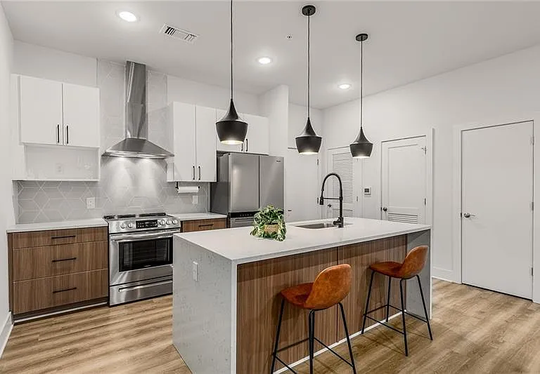 112 Rogers St NE #303 — Photo 2
