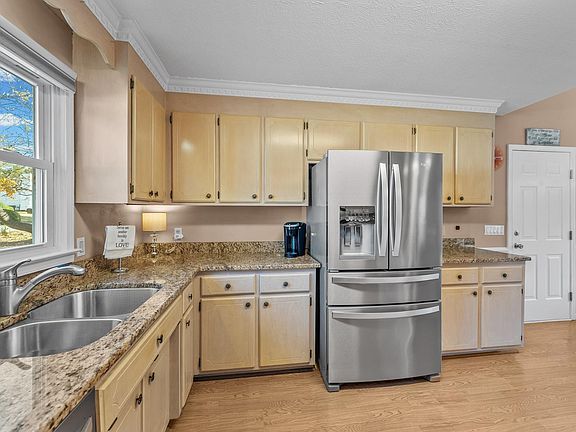 5th image of 306 Fairdale Dr