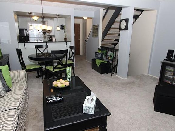 3rd image of 122 Saxonwald Ln