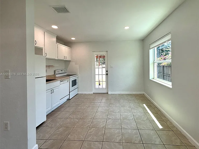 2318 Dewey St — Photo 15