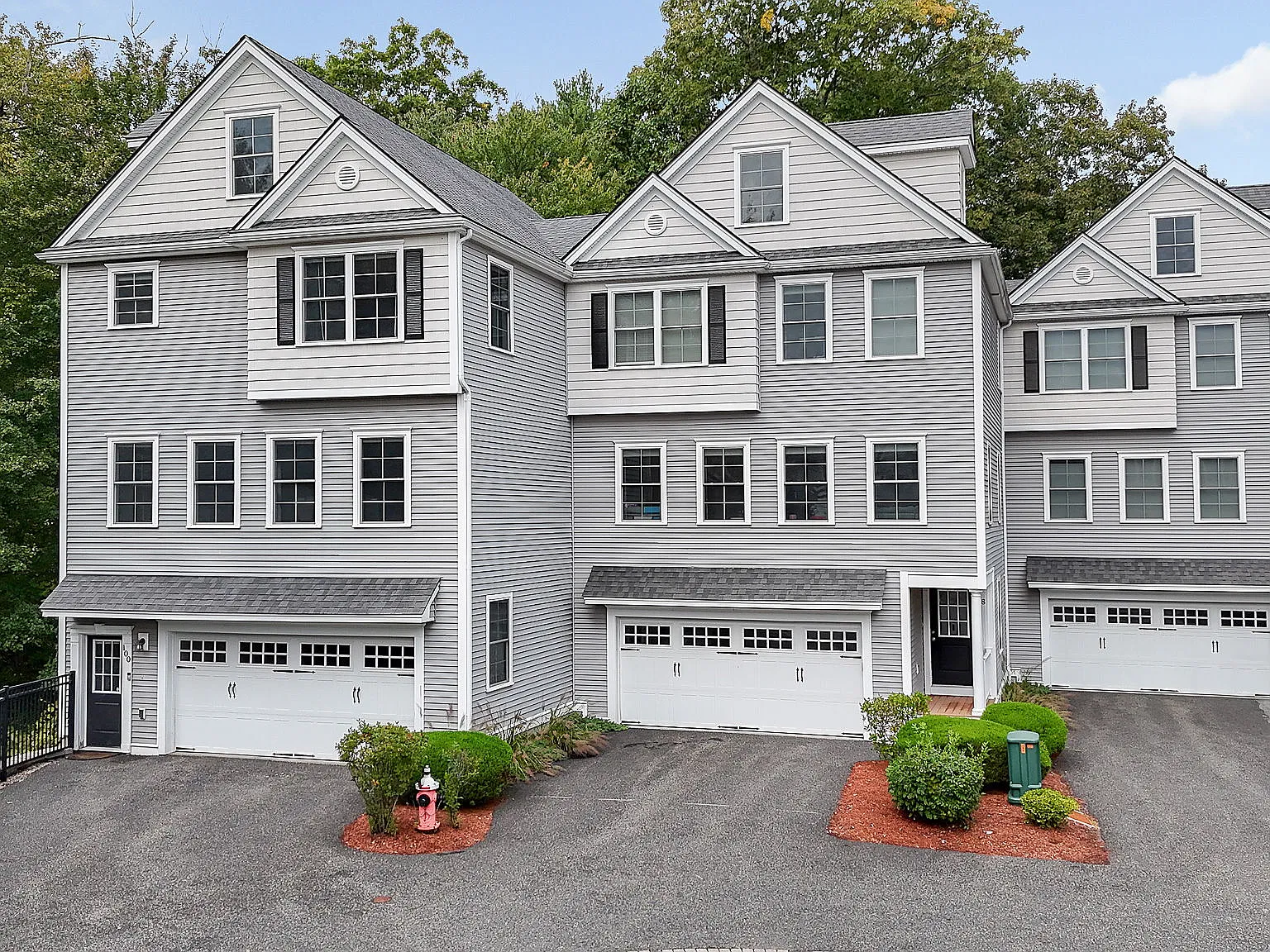2 bed, 2.5 bath, 2192 sqft, $4,000 — Photo 2