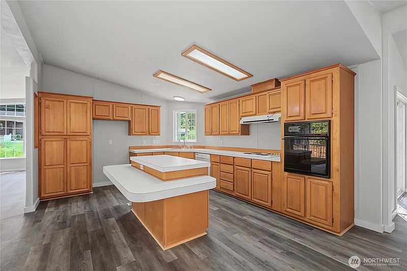 4th image of 438 E Mommsen Street